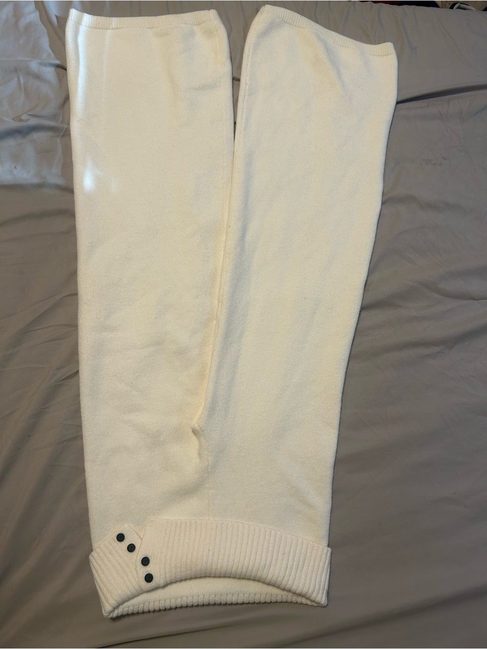 MEDIUM Women’s Cream Knit Leggings with Button Cuff